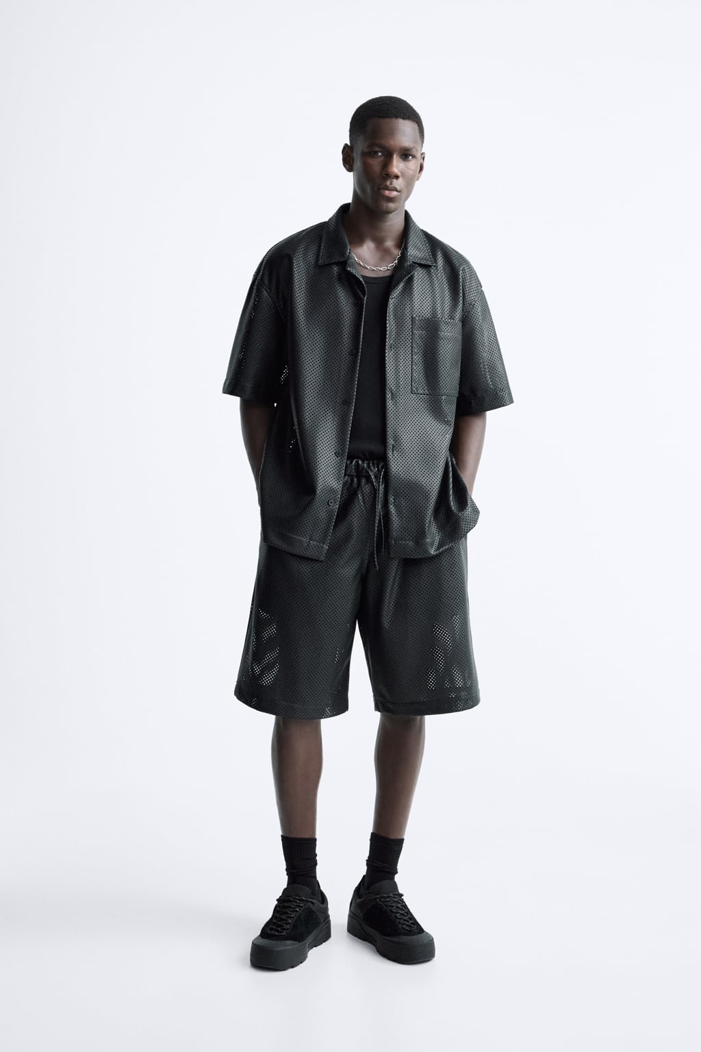 

Шорты-бермуды с эффектом перфорированной кожи ZARA, черный