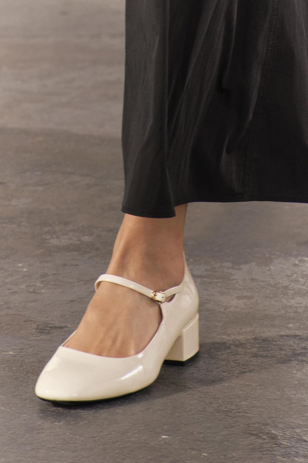 

Балетки с искусственным лакатом ZARA, экрю-белый