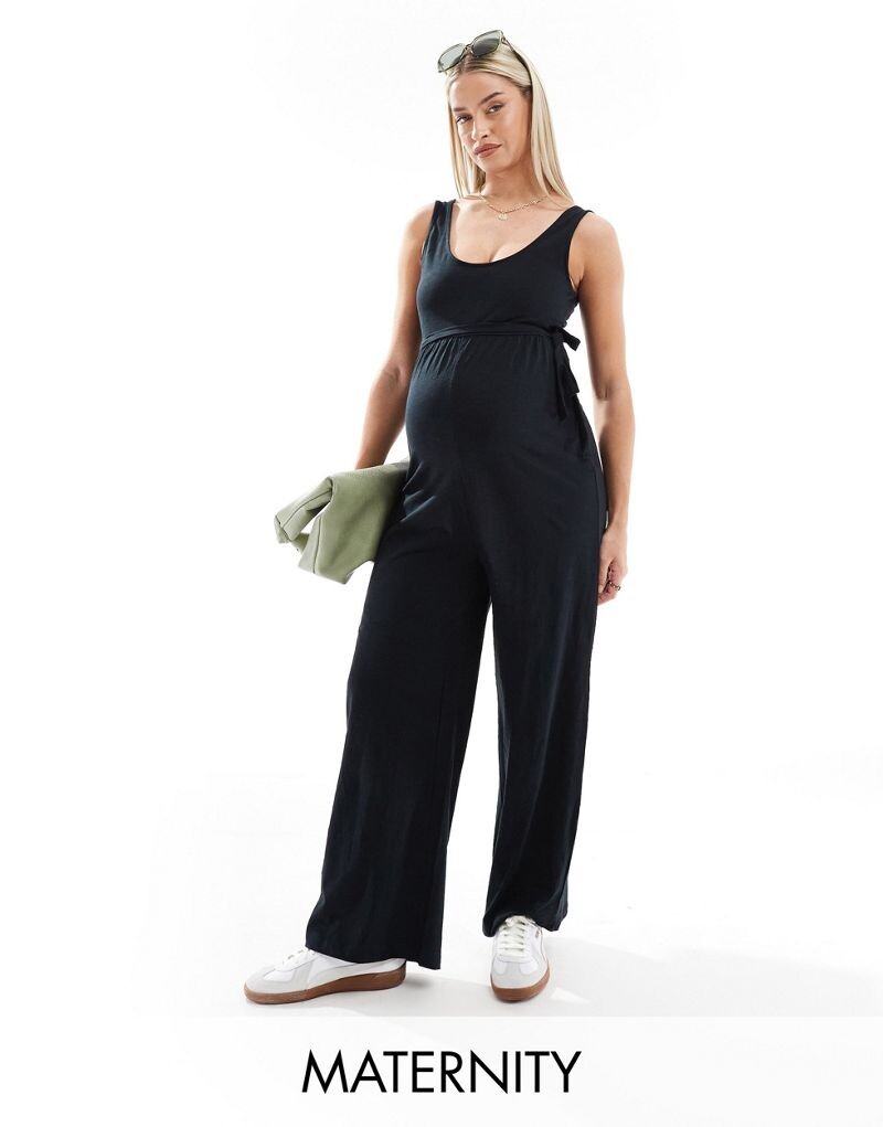 

Mamalicious Maternity - Комбинезон из джерси с широким низом и черным поясом Mama.licious