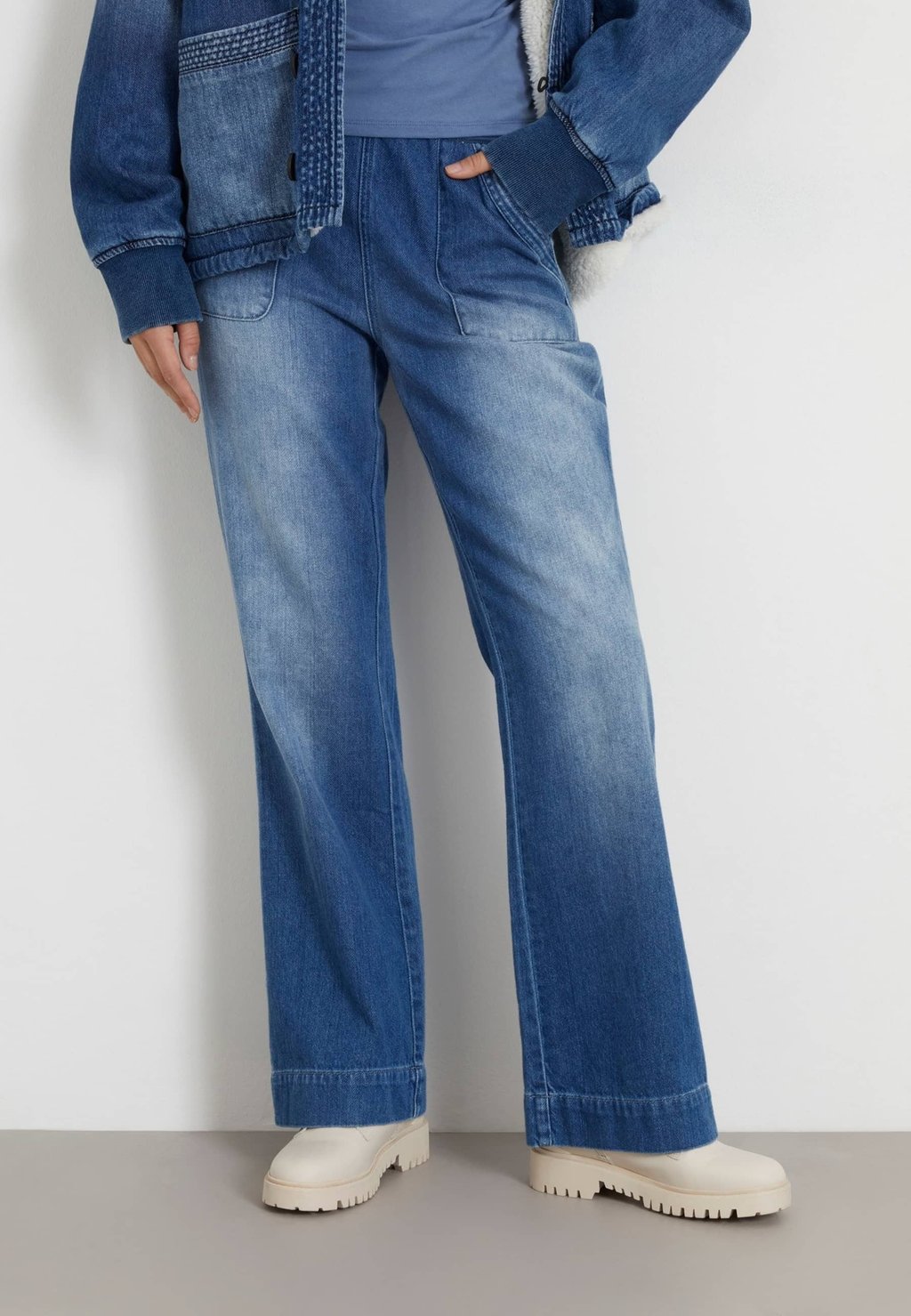 цена Расклешенные джинсы WIDE Guess, синий