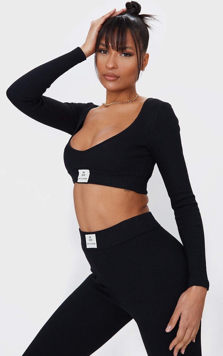 

PrettyLittleThing Черный укороченный топ с длинными рукавами и значком нового сезона в рубчик