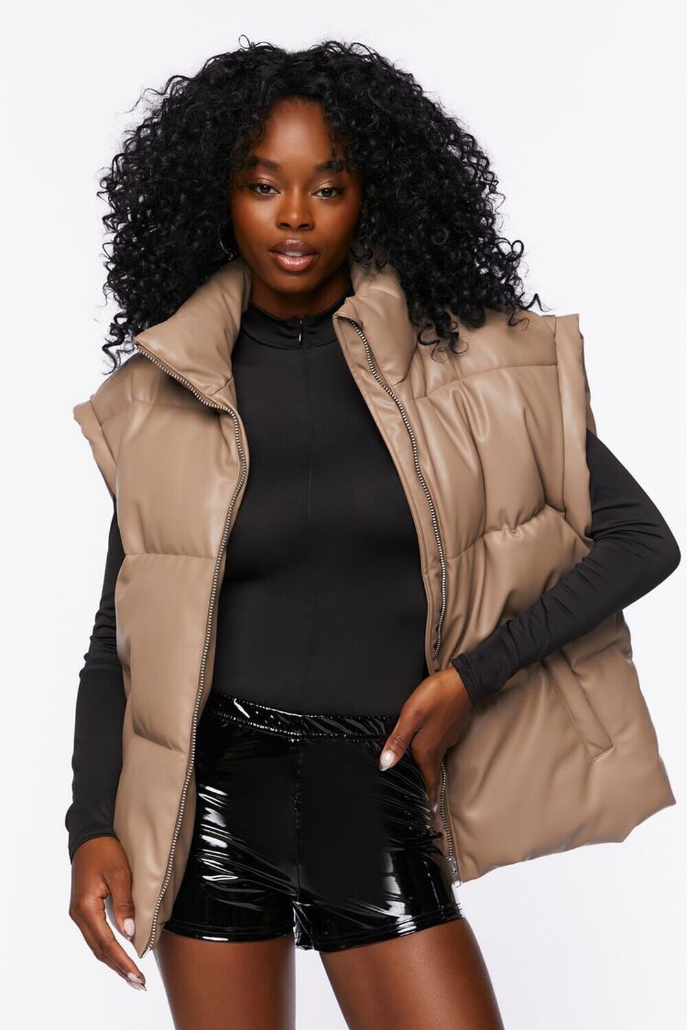 

Шорты из искусственной лакированной кожи Forever 21, черный