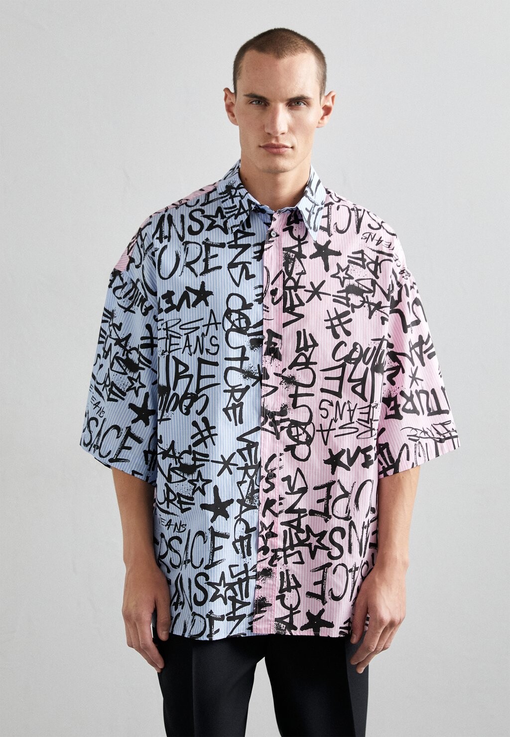

Рубашка Stripes Graffiti Versace Jeans Couture, цвет carnation