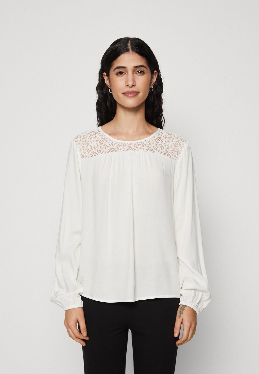 

Блузка VMLILOU O NECK DETAIL Vero Moda Petite, цвет cloud dancer