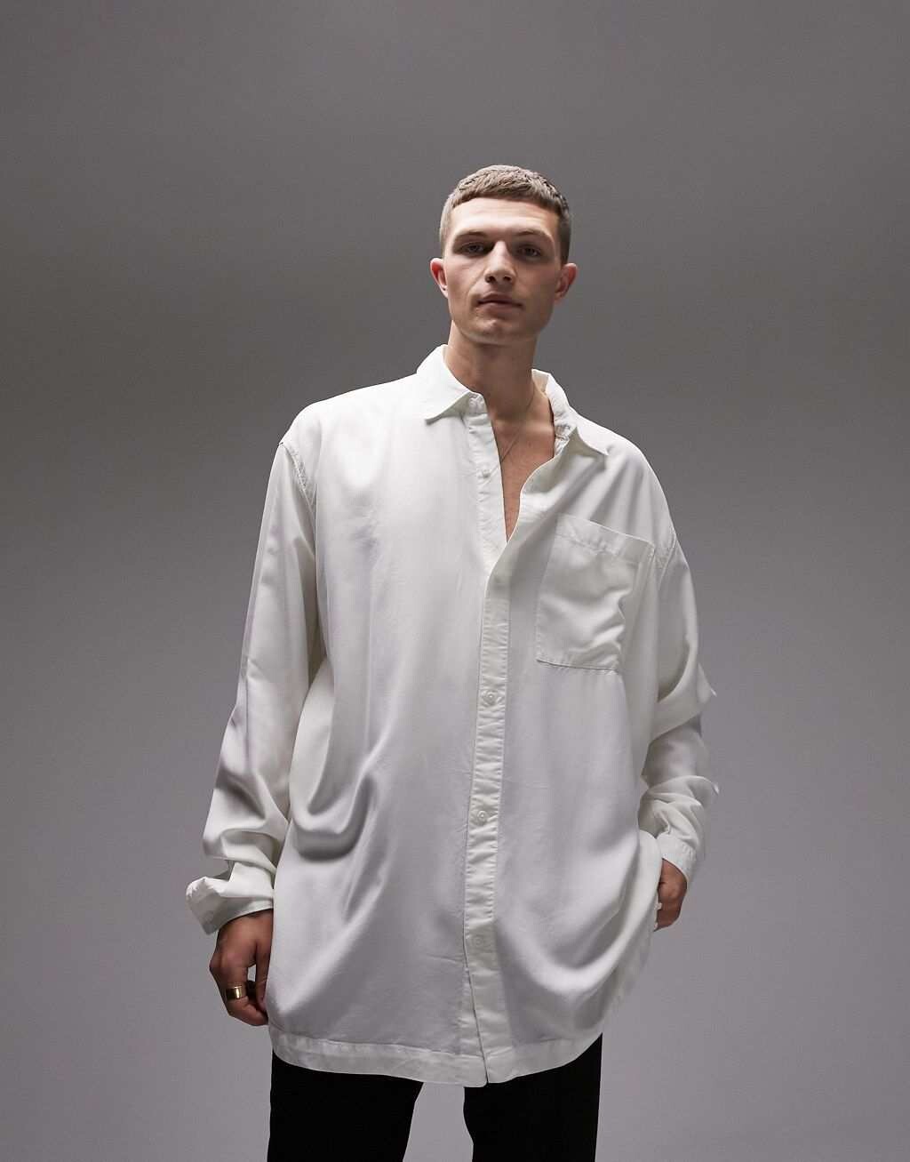 

Бежевая рубашка оверсайз с карманами и длинными рукавами Topman