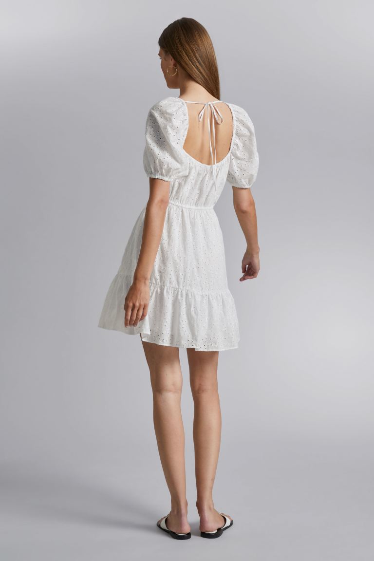 Объемное мини-платье с вышивкой-люверсами H&M, белый