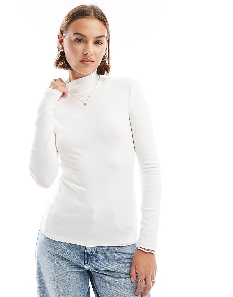 

Белый топ с длинными рукавами Stradivarius =f и высоким вырезом