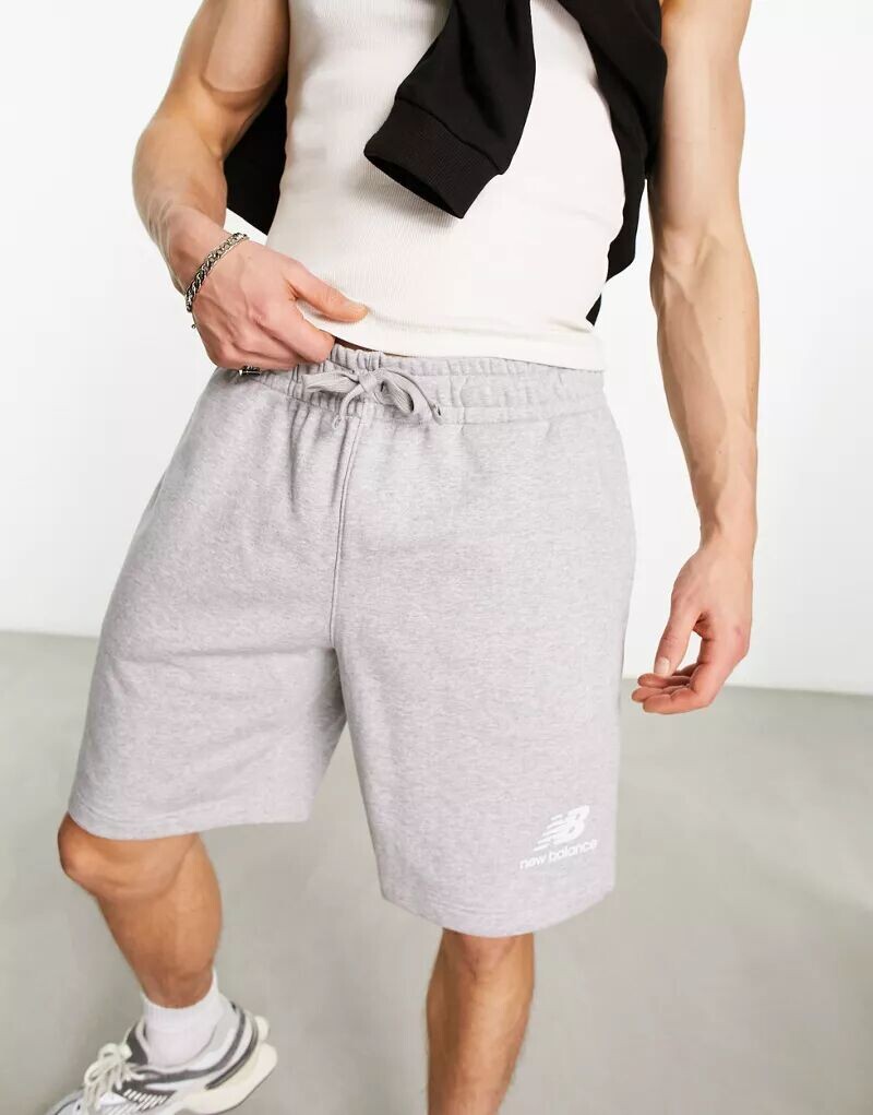 

Серые флисовые шорты с логотипом New Balance Essentials