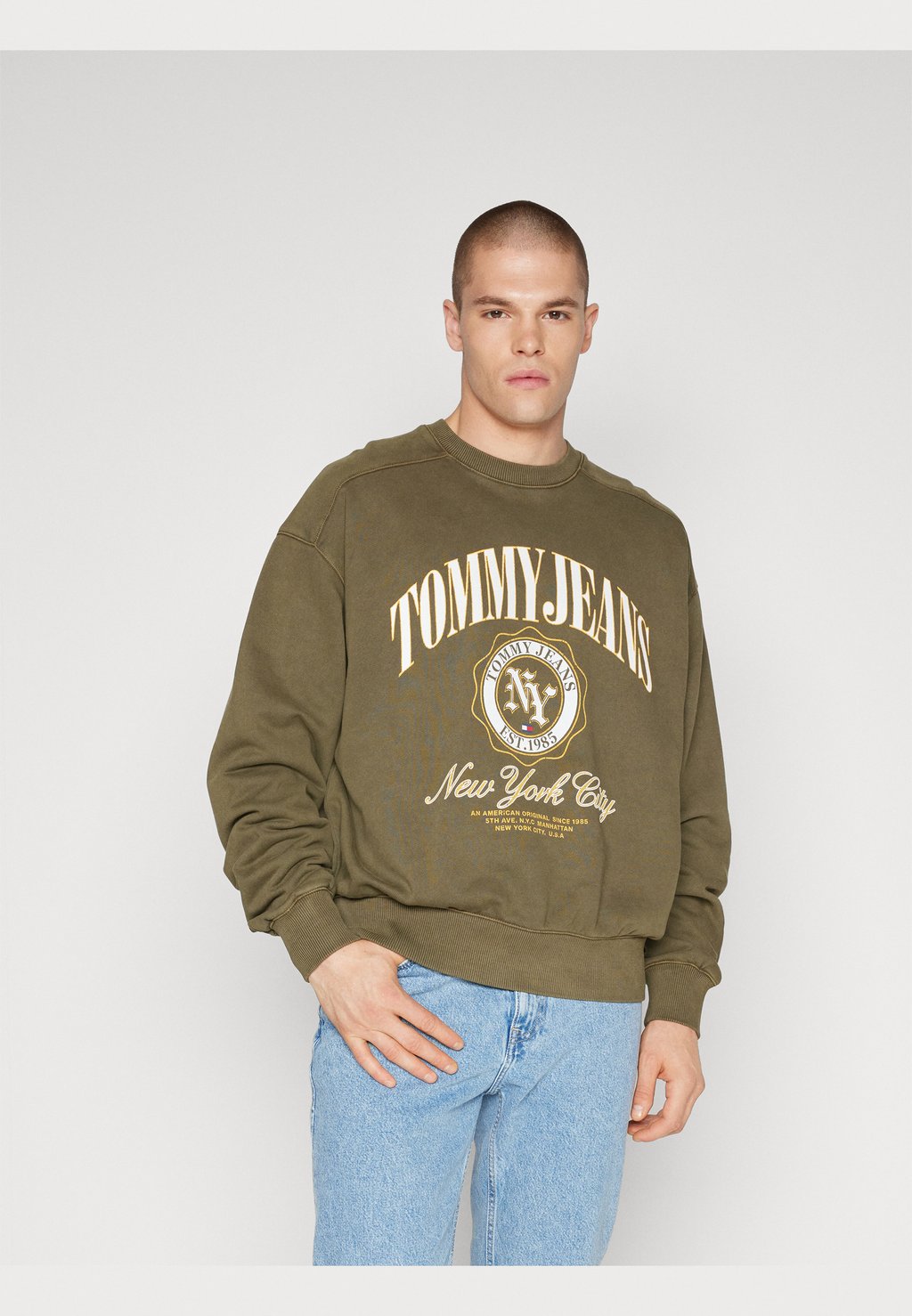 

Толстовка BOXY LUXE VARSITY CREW Tommy Jeans, темно-оливково-зеленый