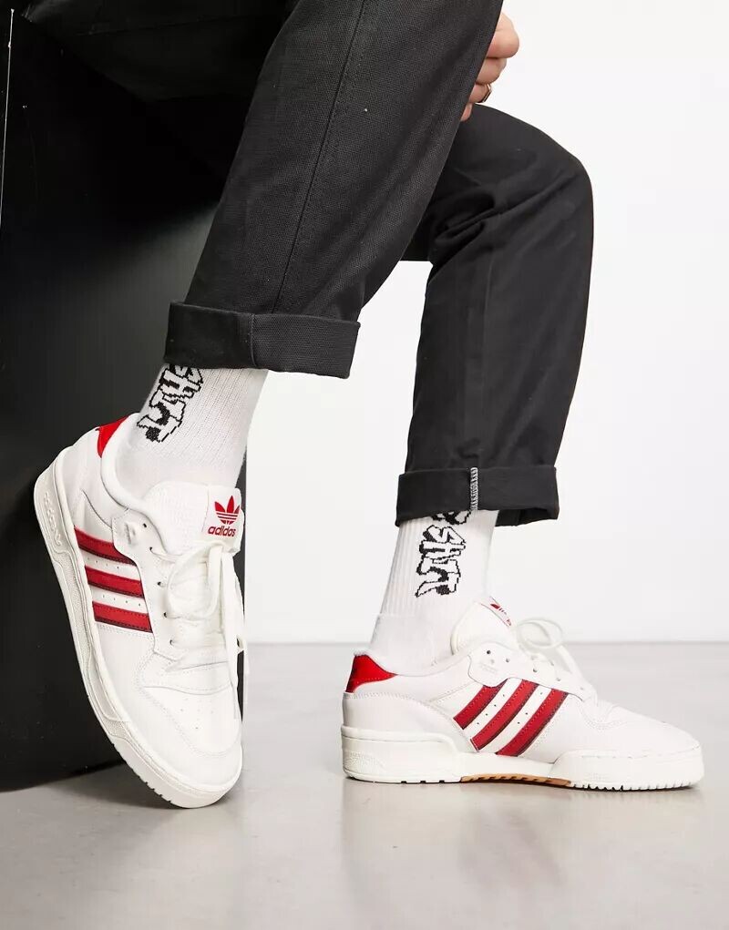

Бело-красные кроссовки adidas Originals Rivalry Low