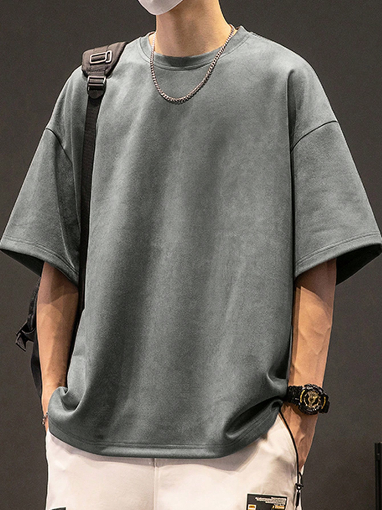 Мужская футболка с заниженными плечами и буквенным принтом, серый