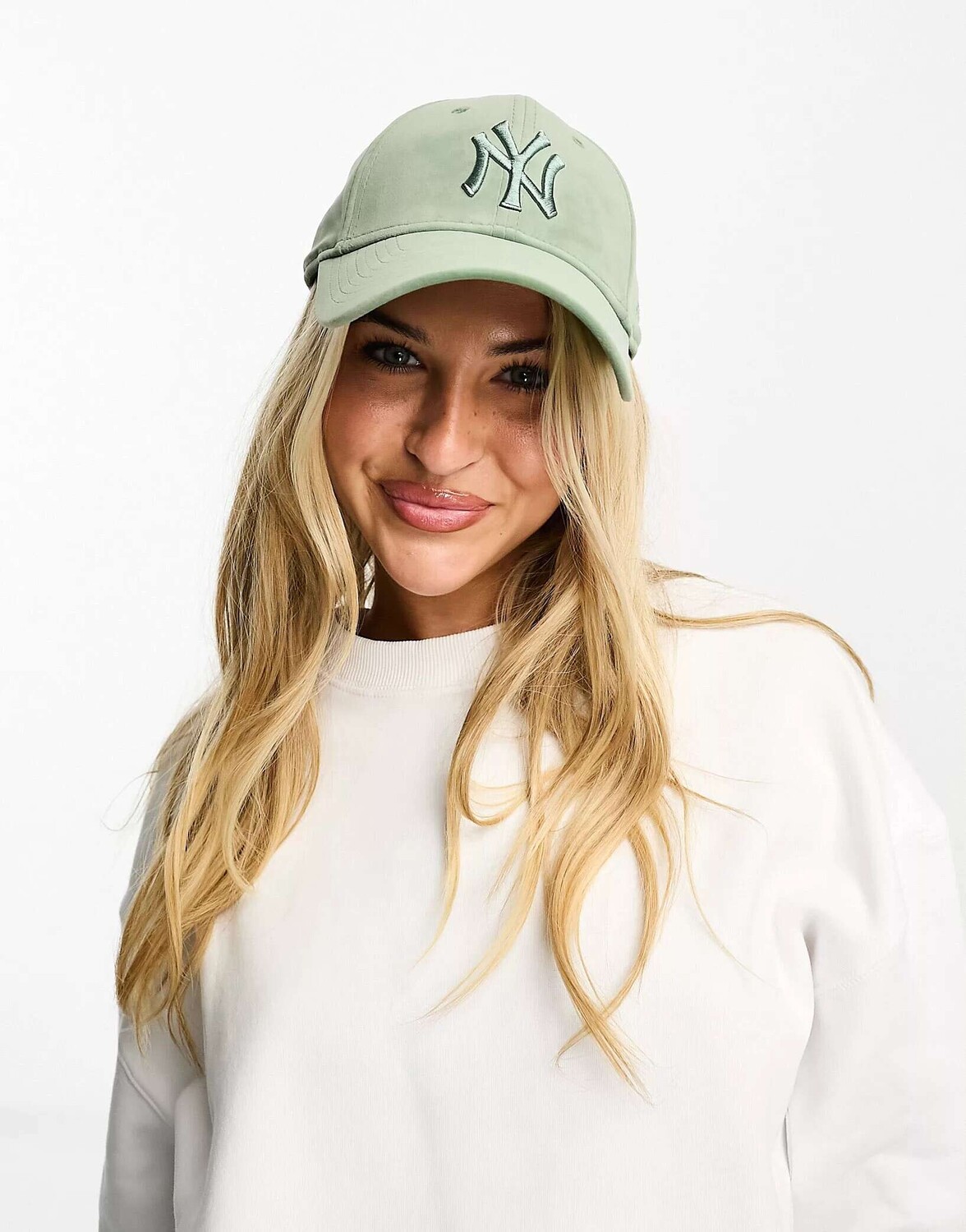 

Синяя велюровая кепка New Era 9Forty NY Yankees