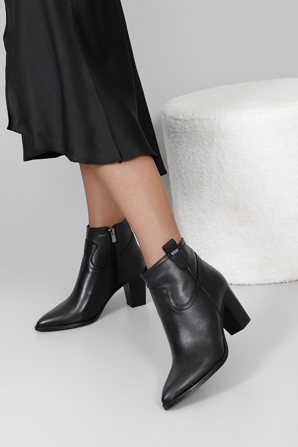 Женские повседневные ботинки из натуральной кожи с острым носком на каблуке и на молнии 39499 GÖNDERİ(R), черный