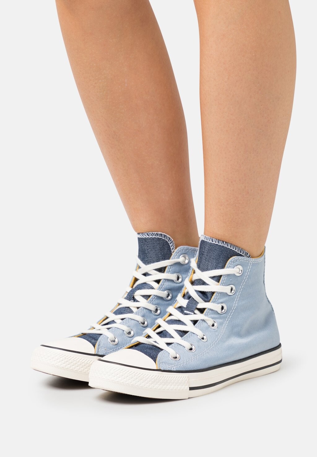 

Высокие кроссовки Converse