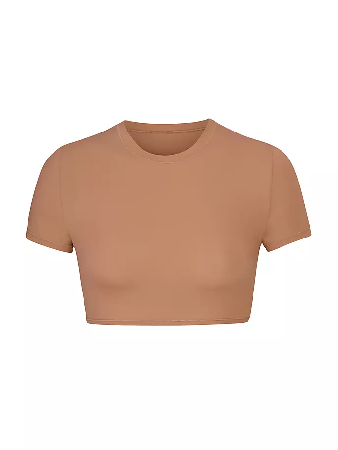 

Подходит всем. Суперукороченная футболка Skims, цвет sienna