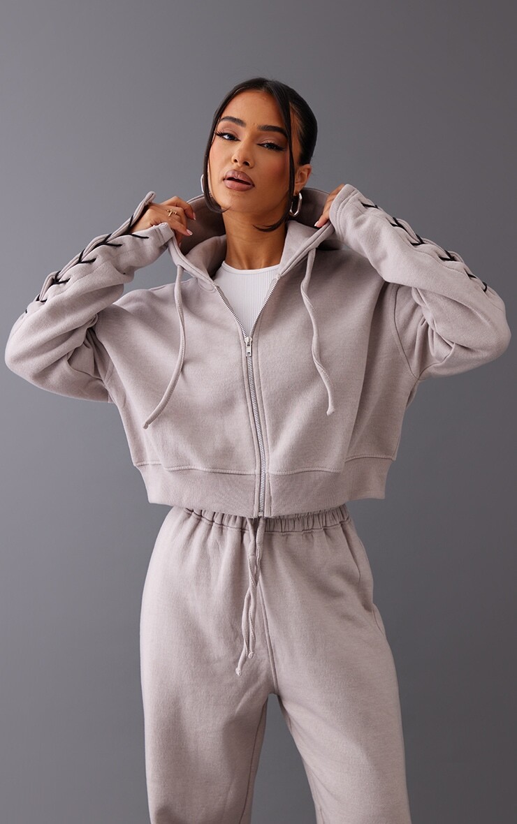 

PrettyLittleThing Укороченное худи на молнии Petite пепельно-серого цвета