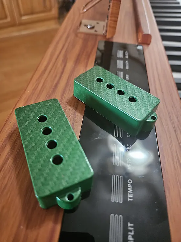 

Басс гитара DnB Customs P Bass Pickup Covers, Green, Silver Carbon Fiber