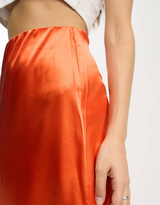 цена Оранжевая атласная юбка миди Vila Petite
