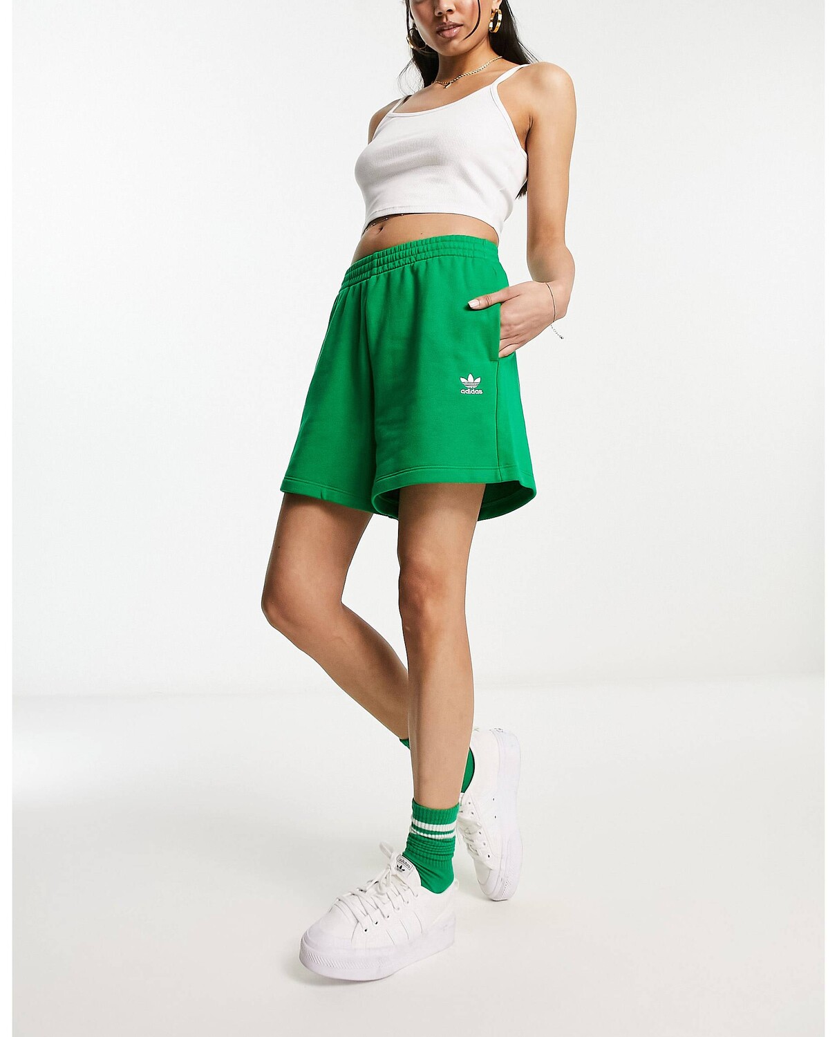 

Зеленые шорты строгого кроя adidas Originals