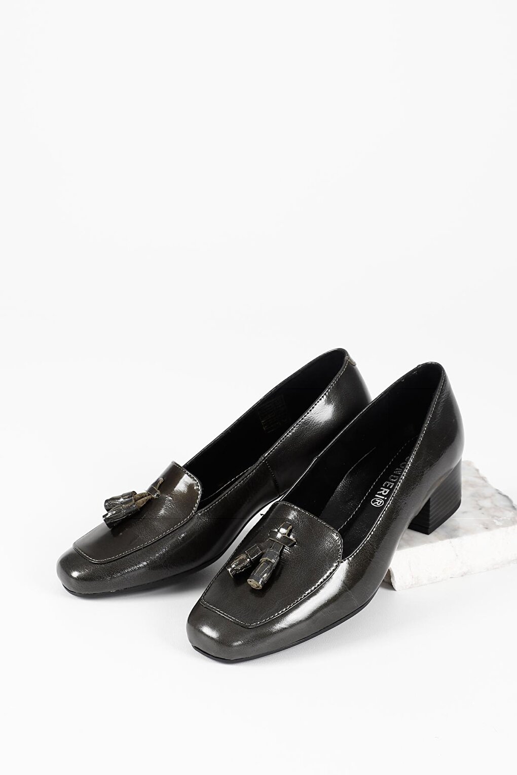 СЕРЫЕ женские туфли из натуральной кожи с тупым носком, на коротком толстом каблуке и с кисточками 13313 GÖNDERİ(R) rosenberg r 360005 серый