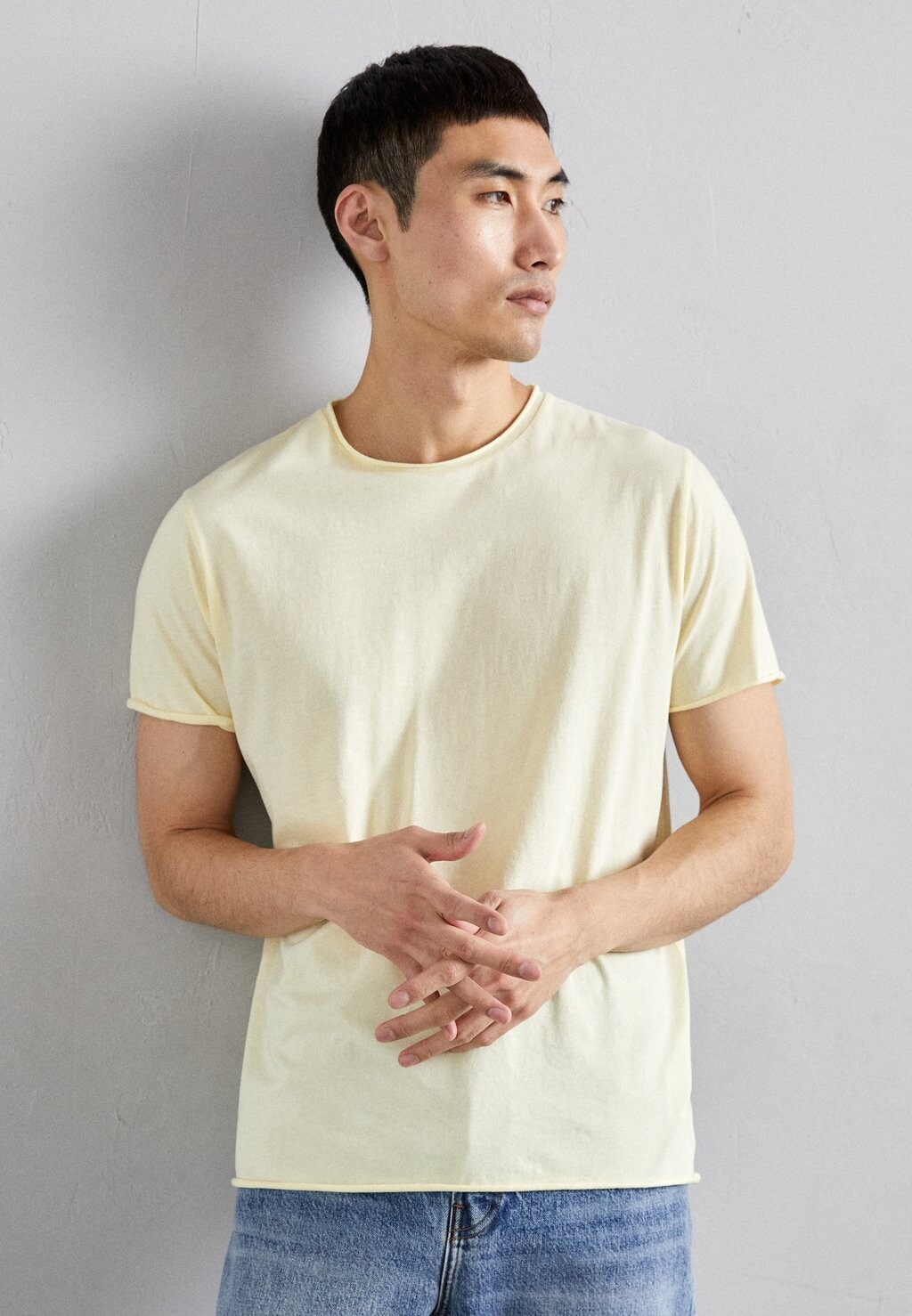 

Футболка базовая ROLL NECK TEE Filippa K, цвет soft yellow