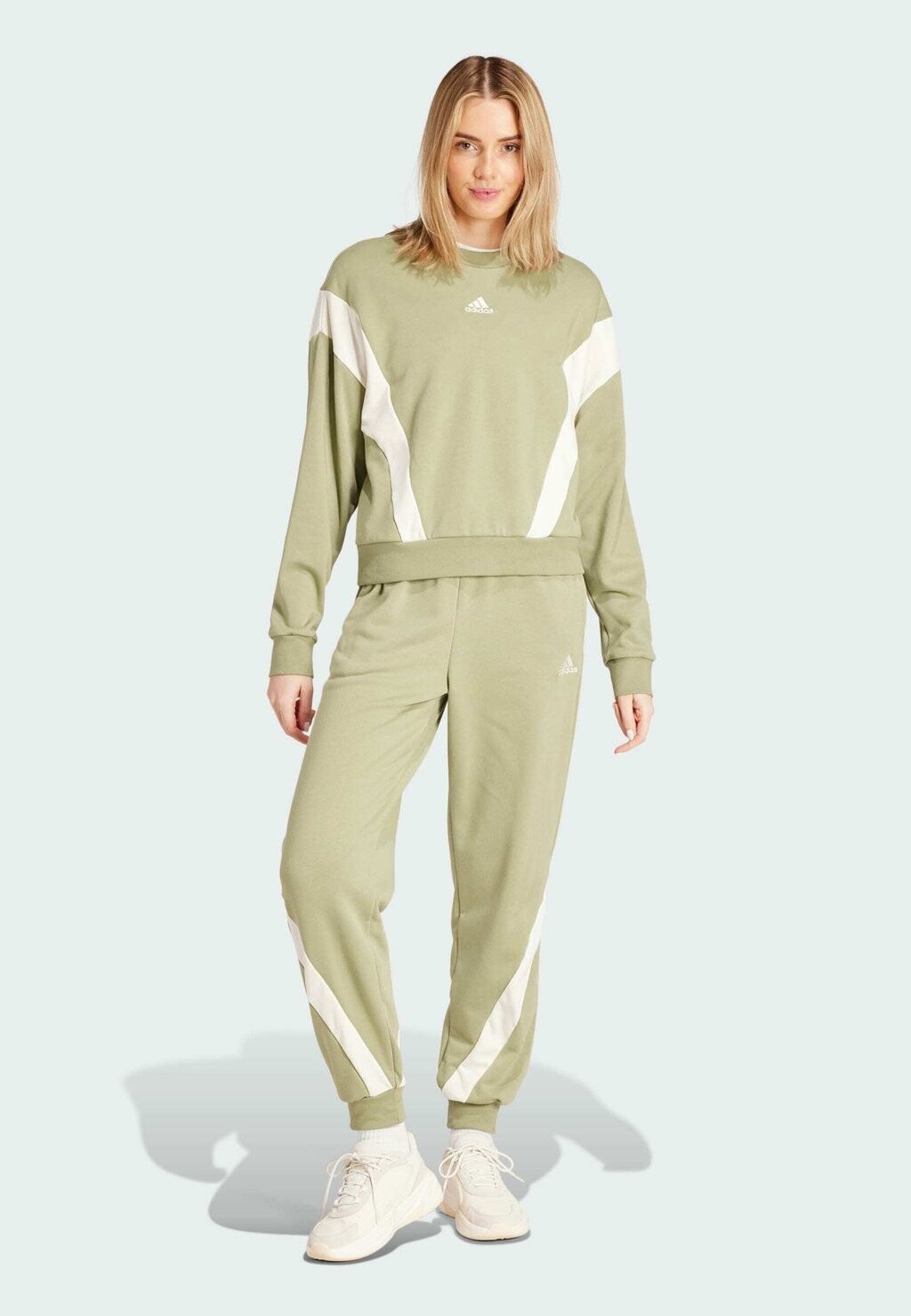 

Спортивный костюм Laziday Set adidas Sportswear, палаточный зеленый мел белый