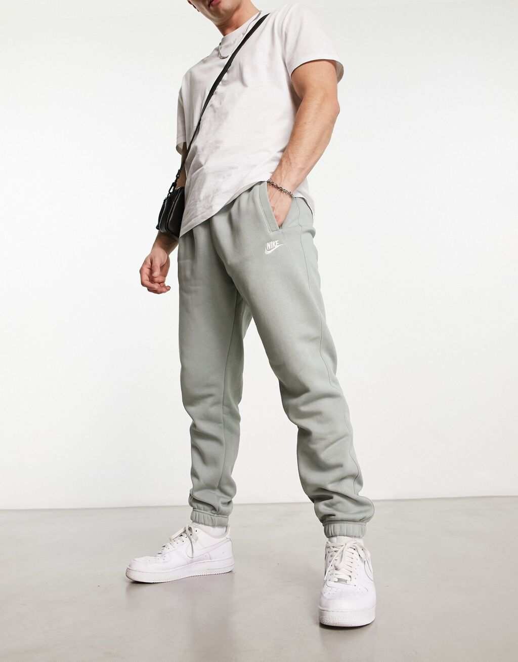 

Серые джоггеры Nike Club