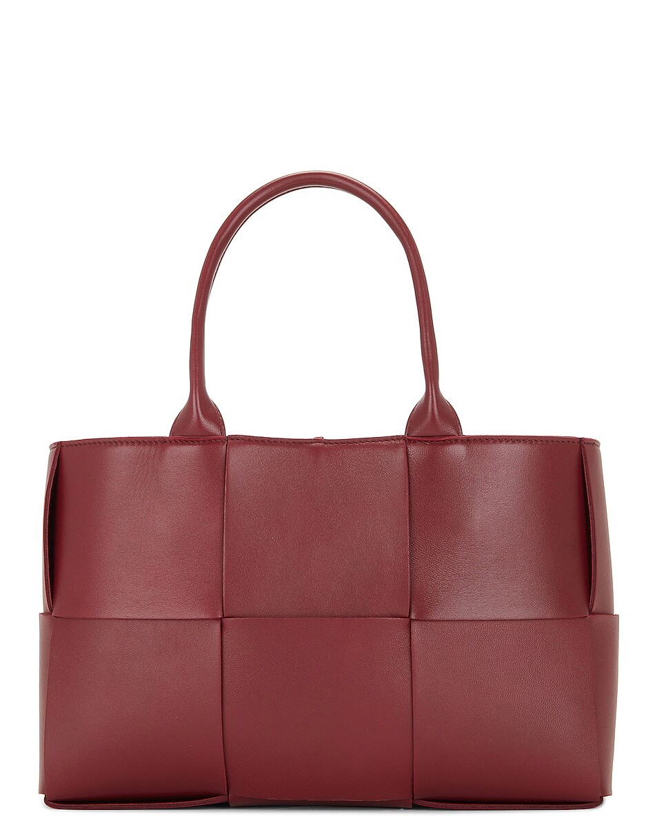 

Сумка-тоут Bottega Veneta Small Arco, цвет Bordeaux & Gold