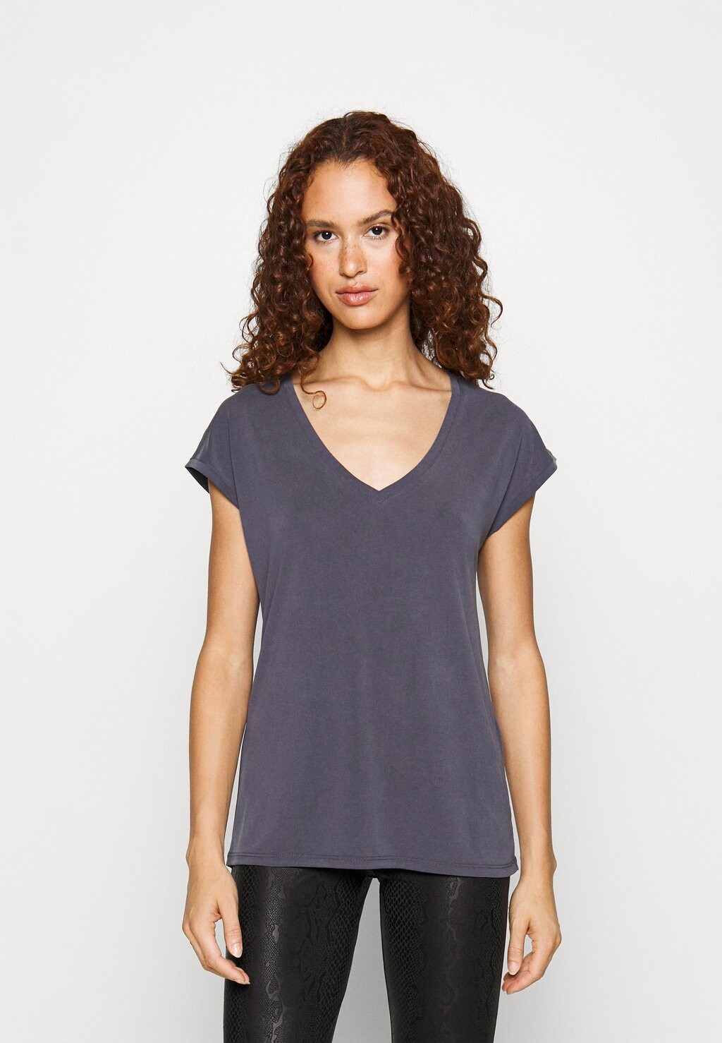 

Базовая футболка Vero Moda, синий