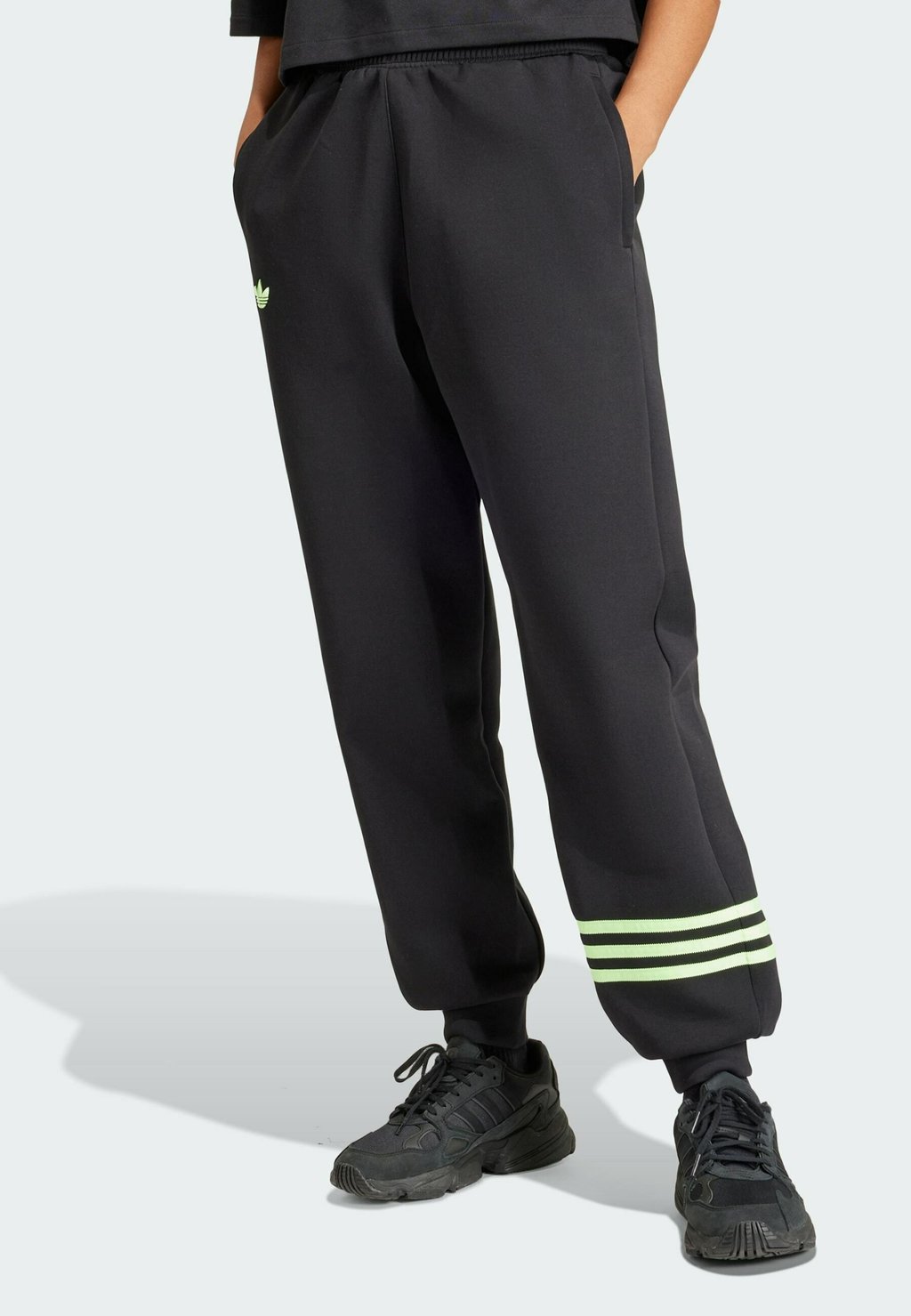 Спортивные штаны adidas Originals, цвет black green spark