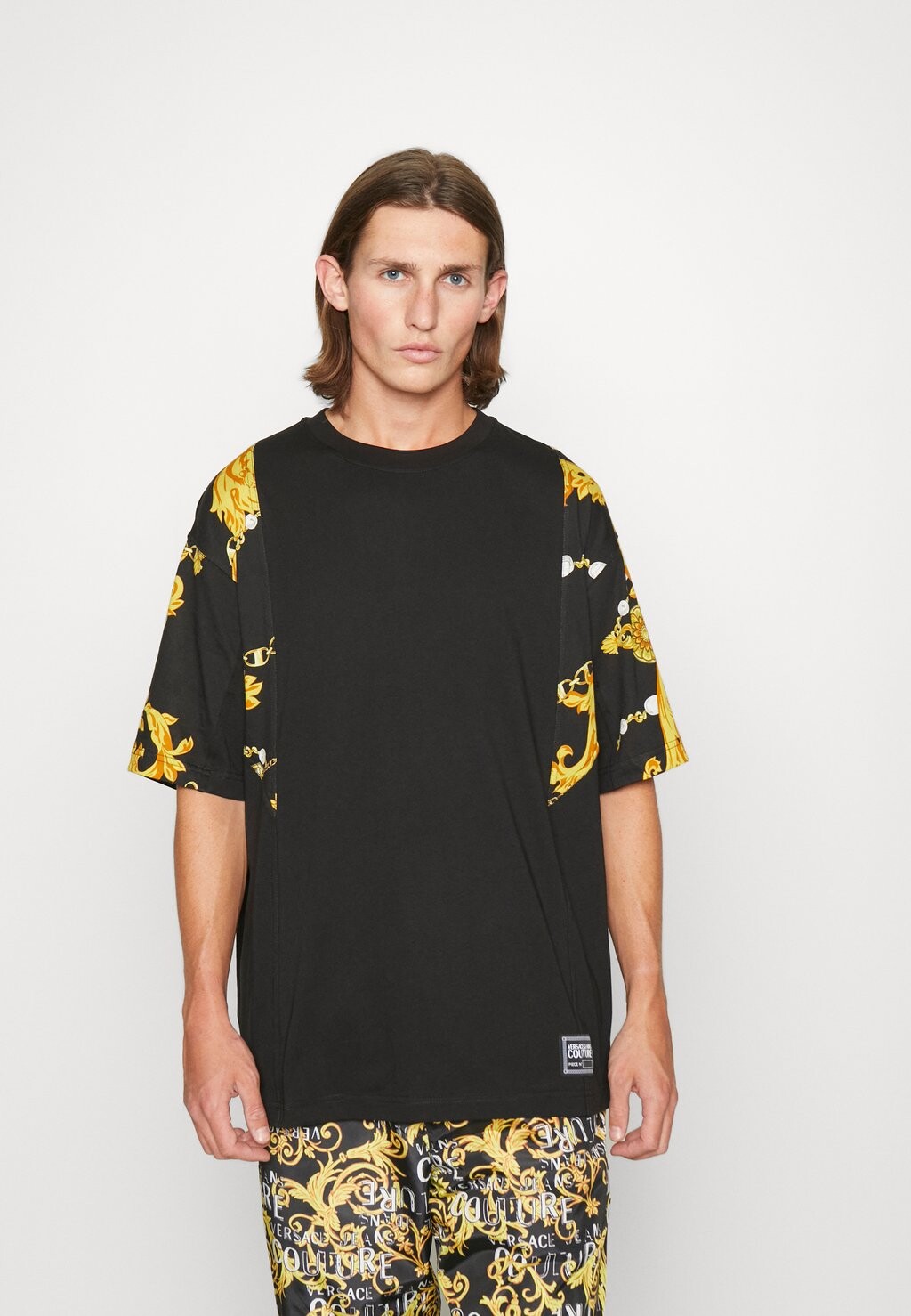 

Футболка с принтом Versace Jeans Couture, черный