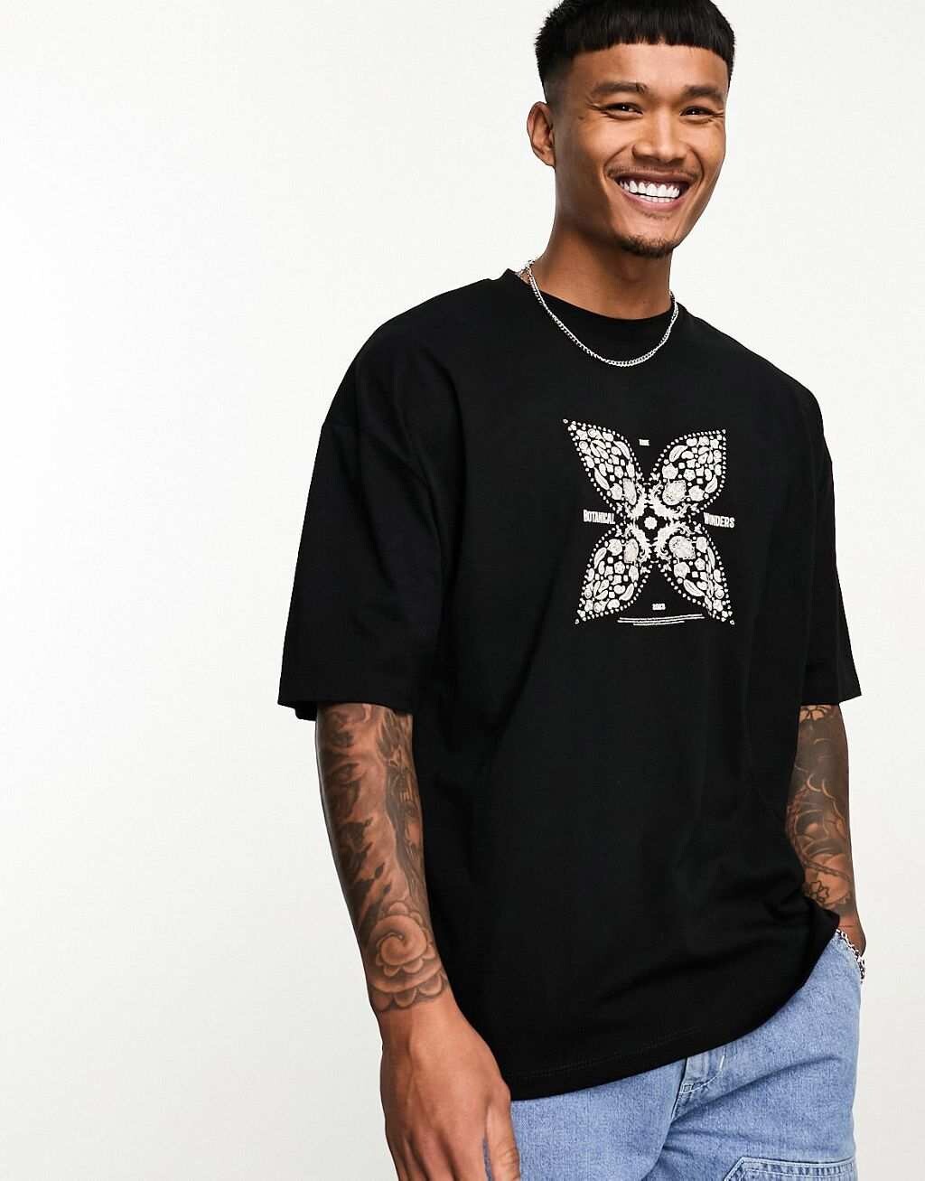 

Черная оверсайз-футболка с принтом пейсли спереди ASOS DESIGN