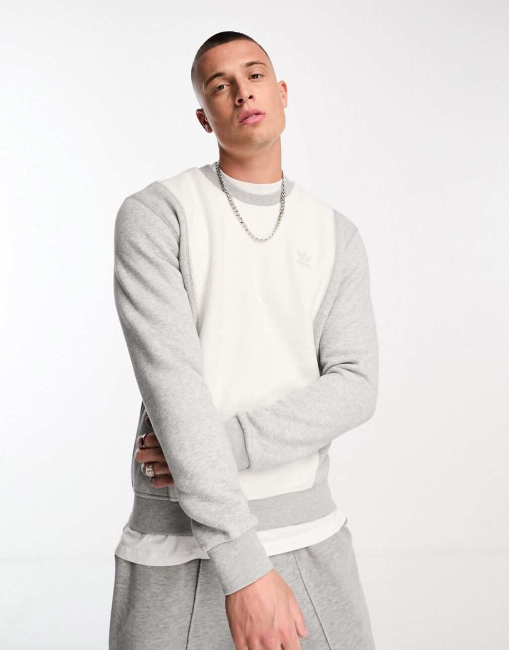 

Серый меланжевый свитшот adidas Originals Essentials+ с небольшим логотипом