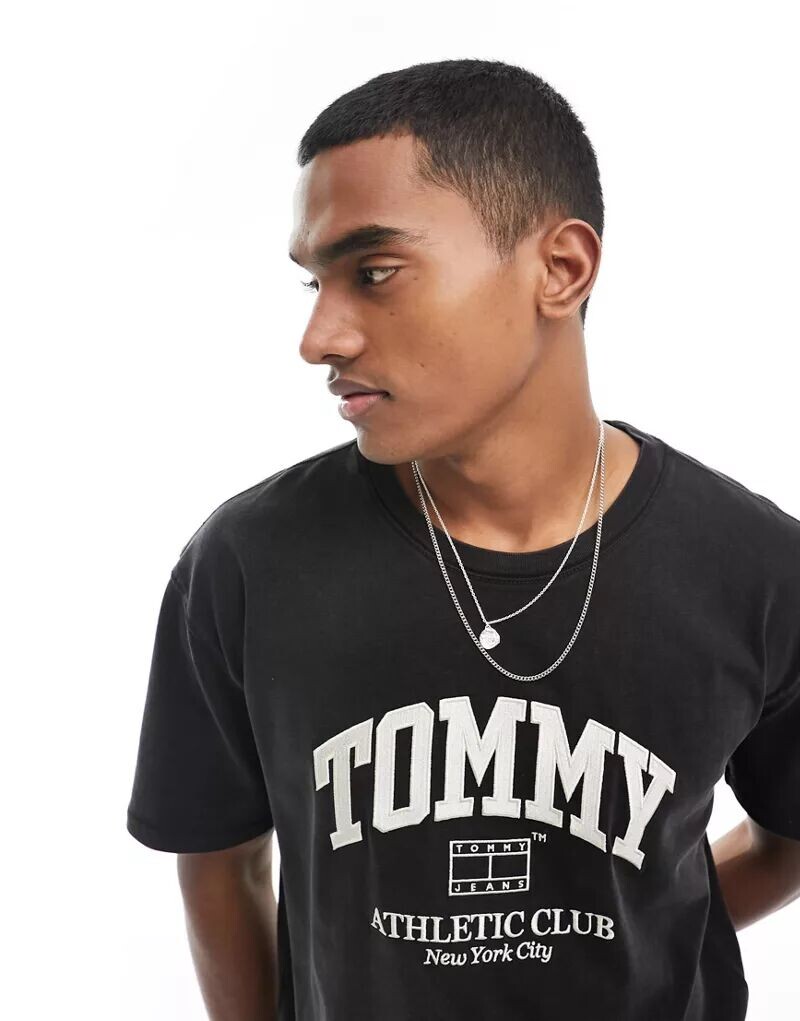 

Черная футболка Tommy Jeans