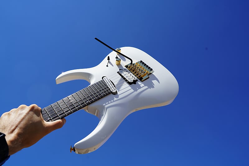 цена Электрогитара Ibanez Prestige RGA622HX White 6-String Electric Guitar w/ Hardshell Case
