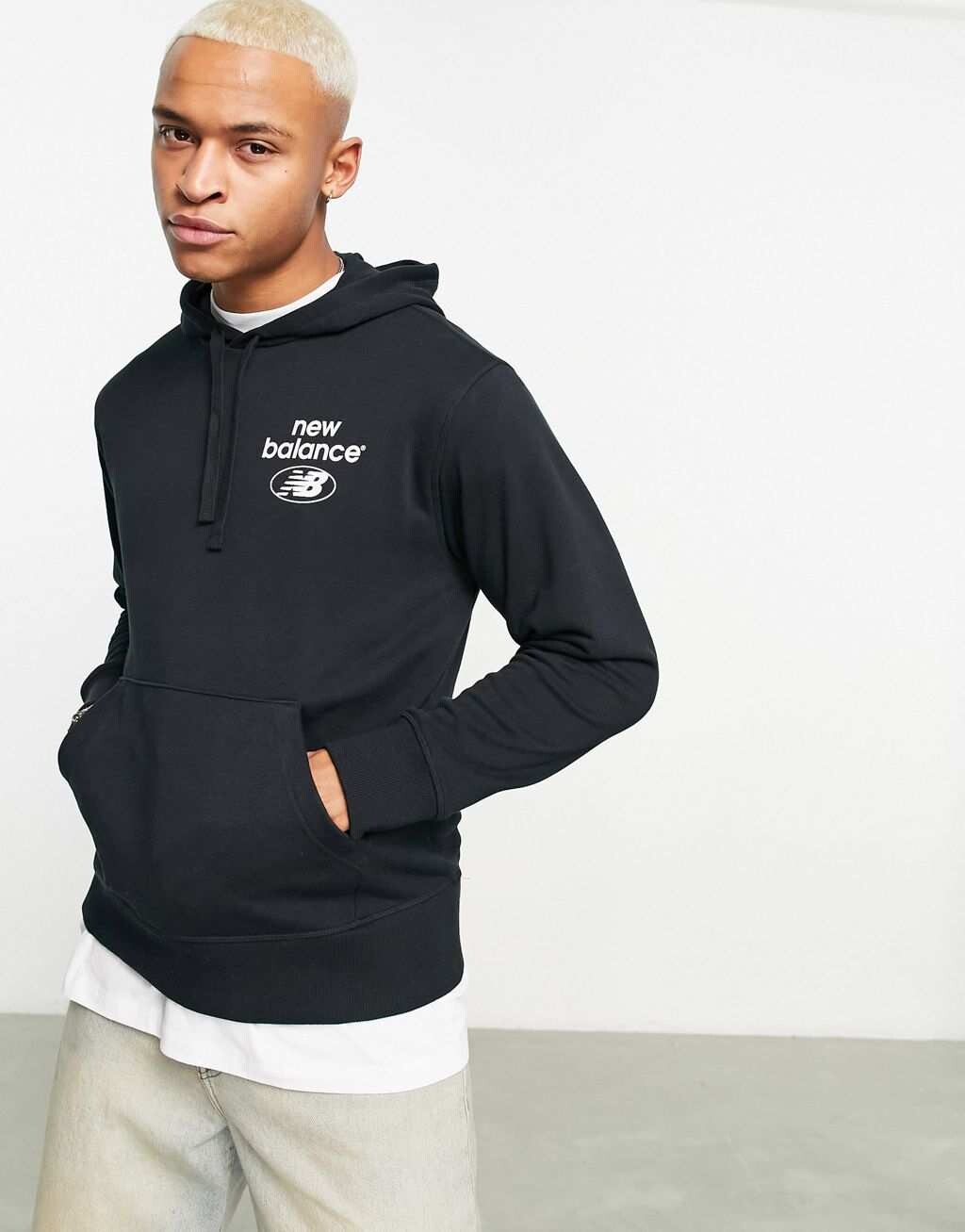

Черная худи New Balance Essentials, Черный