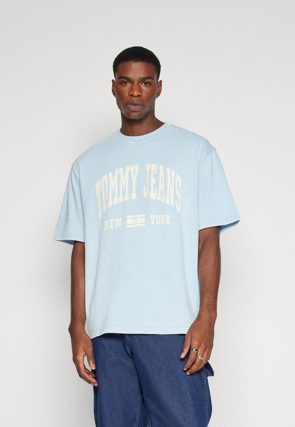 

Футболка с принтом ФУТБОЛКА NYC VARSITY TEE Tommy Jeans, свежий синий
