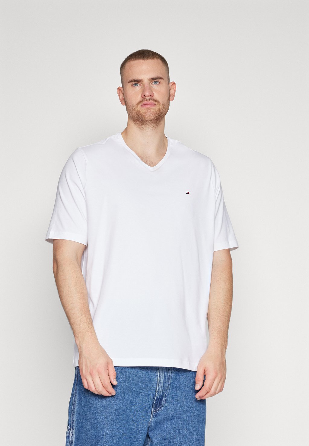 

Базовая футболка CORE STRETCH V-NECK TEE Tommy Hilfiger, цвет white