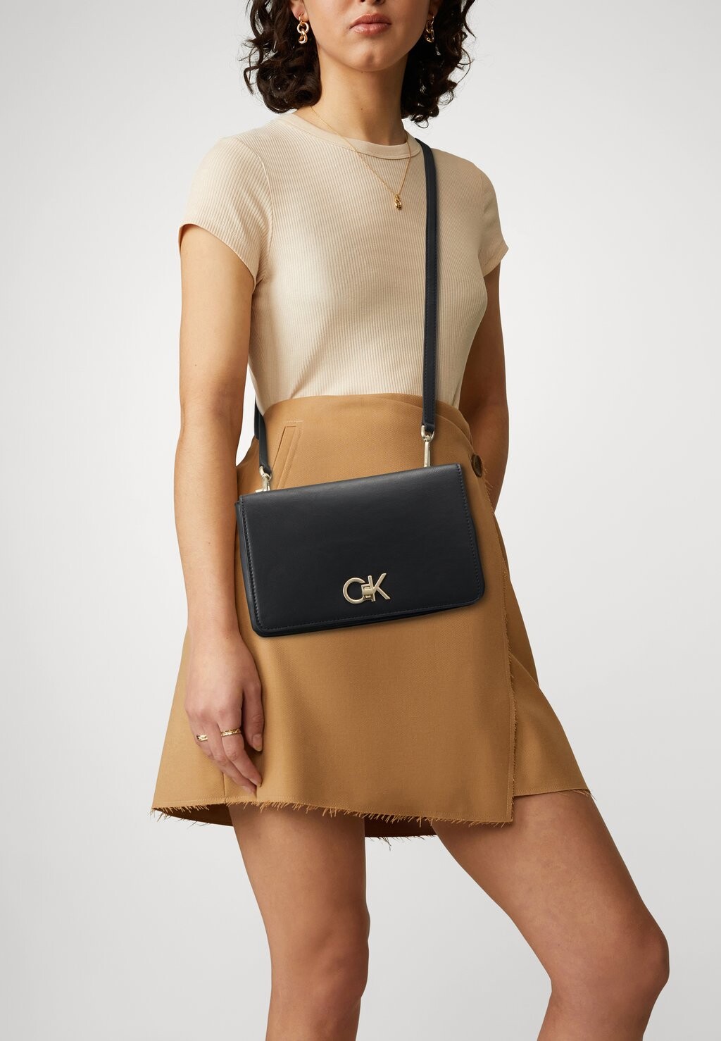 

Сумка через плечо Calvin Klein, черный