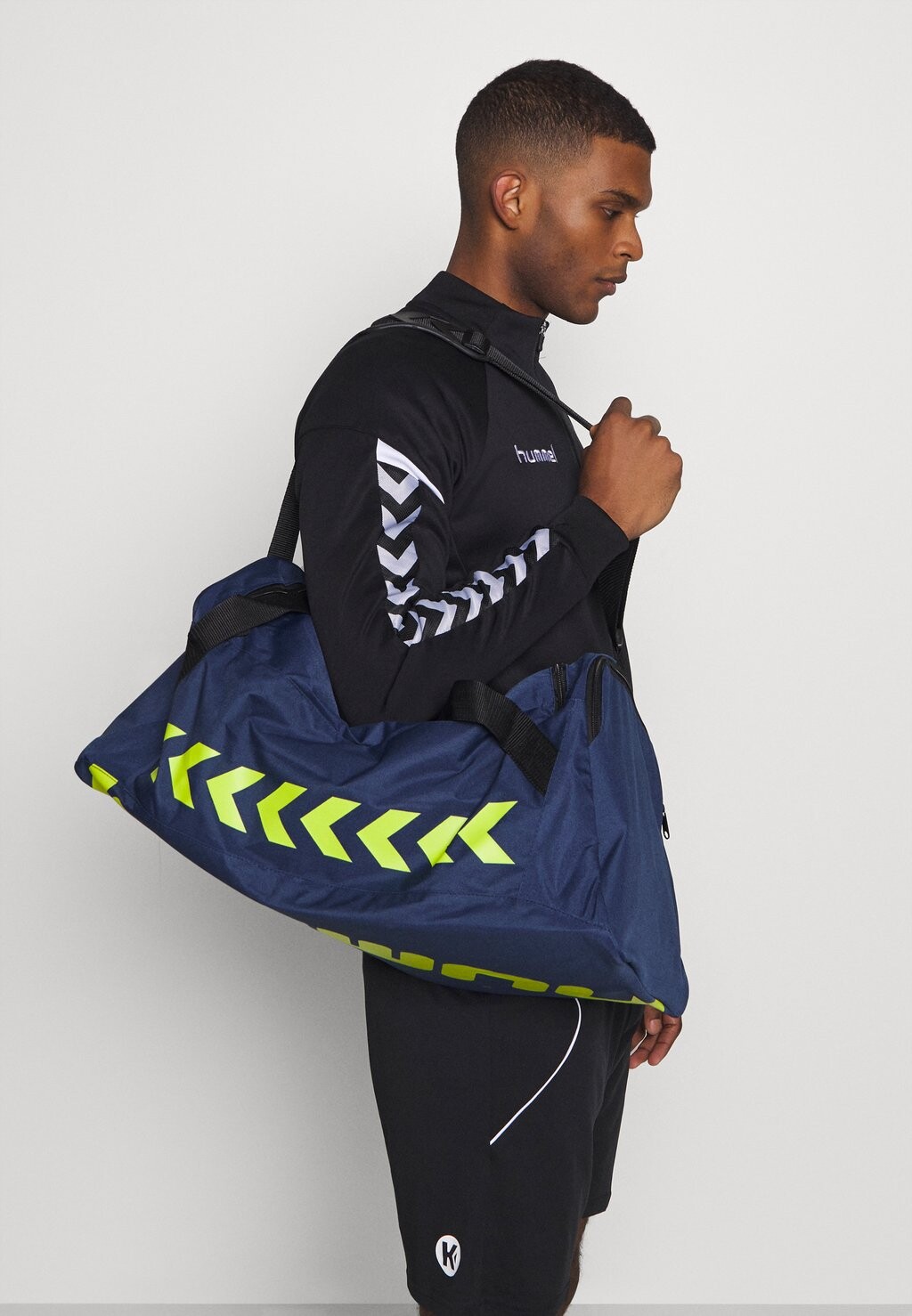 

Спортивная сумка CORE Hummel, цвет dark denim/lime punch