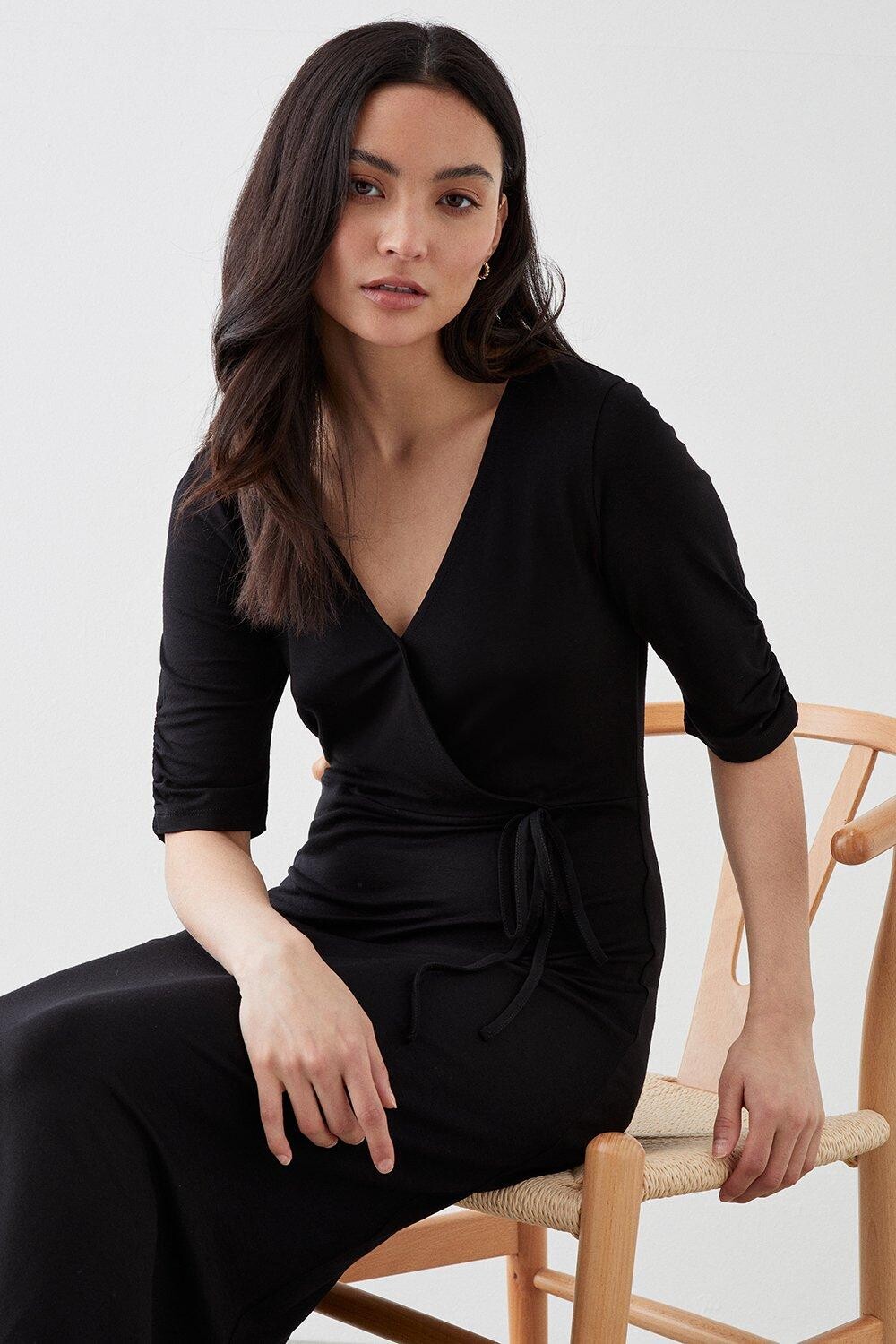 

Миниатюрное черное платье миди с рукавами и рюшами и запахом Dorothy Perkins, черный