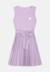 цена Коктейльное платье / Вечернее платье JUNIOR DRESS MINI ME Guess, сиренево-фиолетовый