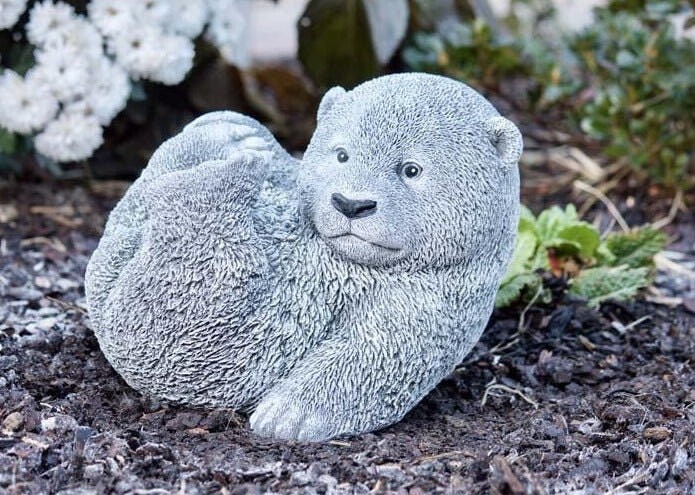 

Каменная фигура медведя на спине