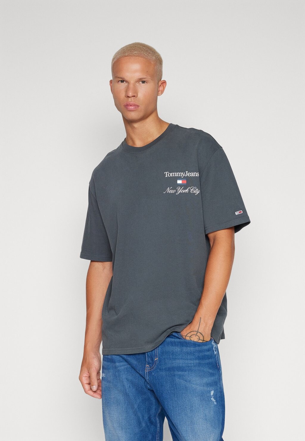 

Футболка с принтом ФУТБОЛКА LUXE ATHLETIC Tommy Jeans, новый уголь