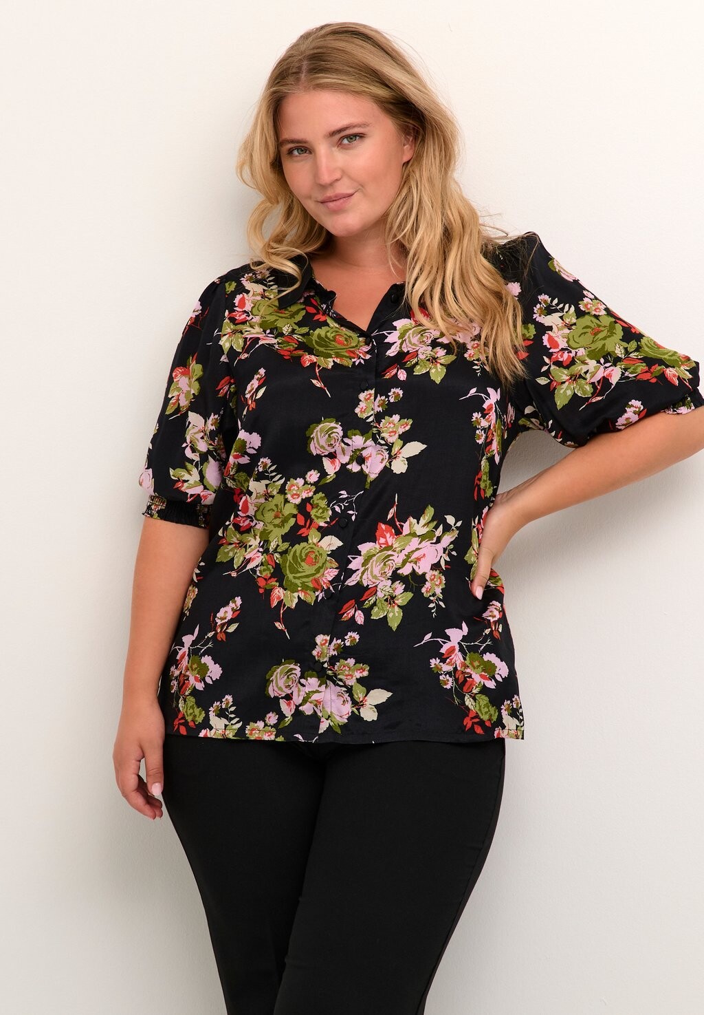 

Блуза-рубашка NATALIA Kaffe Curve, цвет black stencil flower print