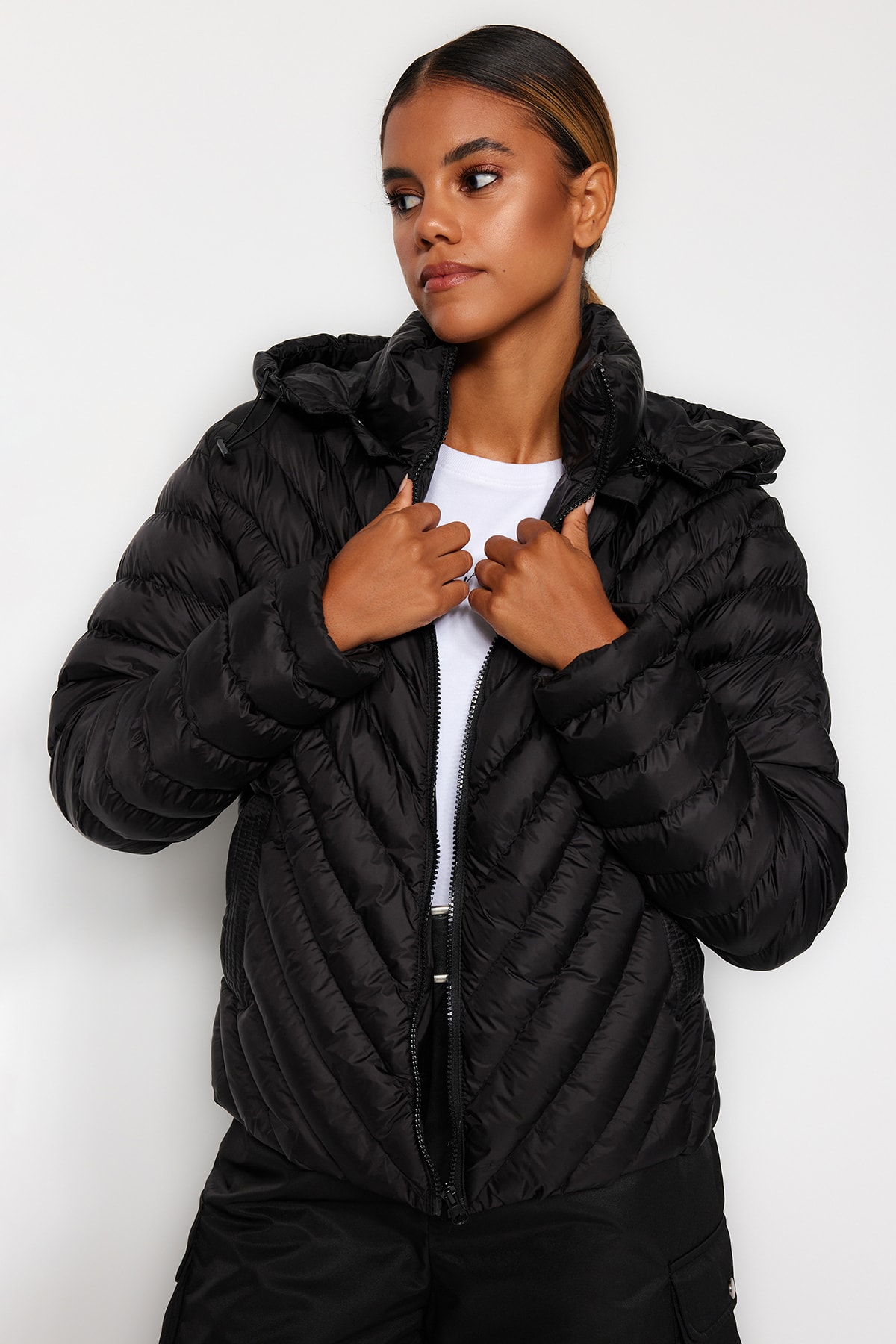 Куртка-пуховик Trendyol приталенная водоотталкивающая с капюшоном, черный цена и фото