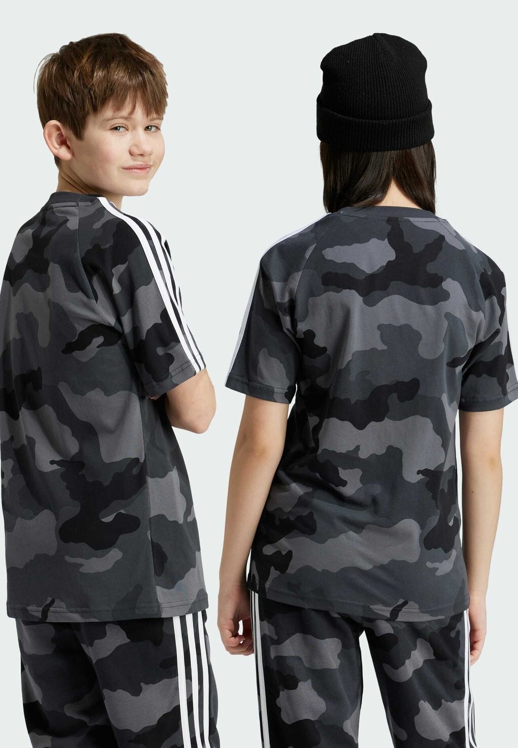 

Футболка с принтом Essentials Allover adidas Sportswear, серая пять черная белая