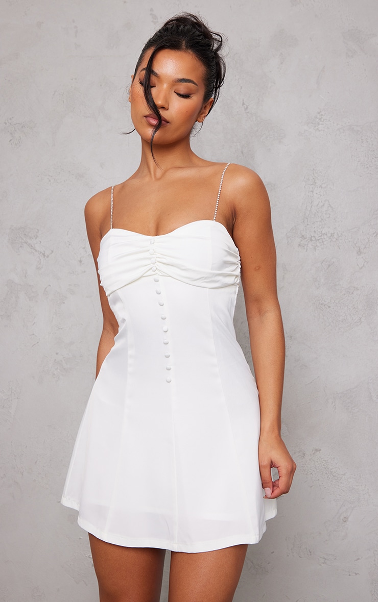 PrettyLittleThing Белое атласное облегающее платье с пуговицами и стразами цена и фото