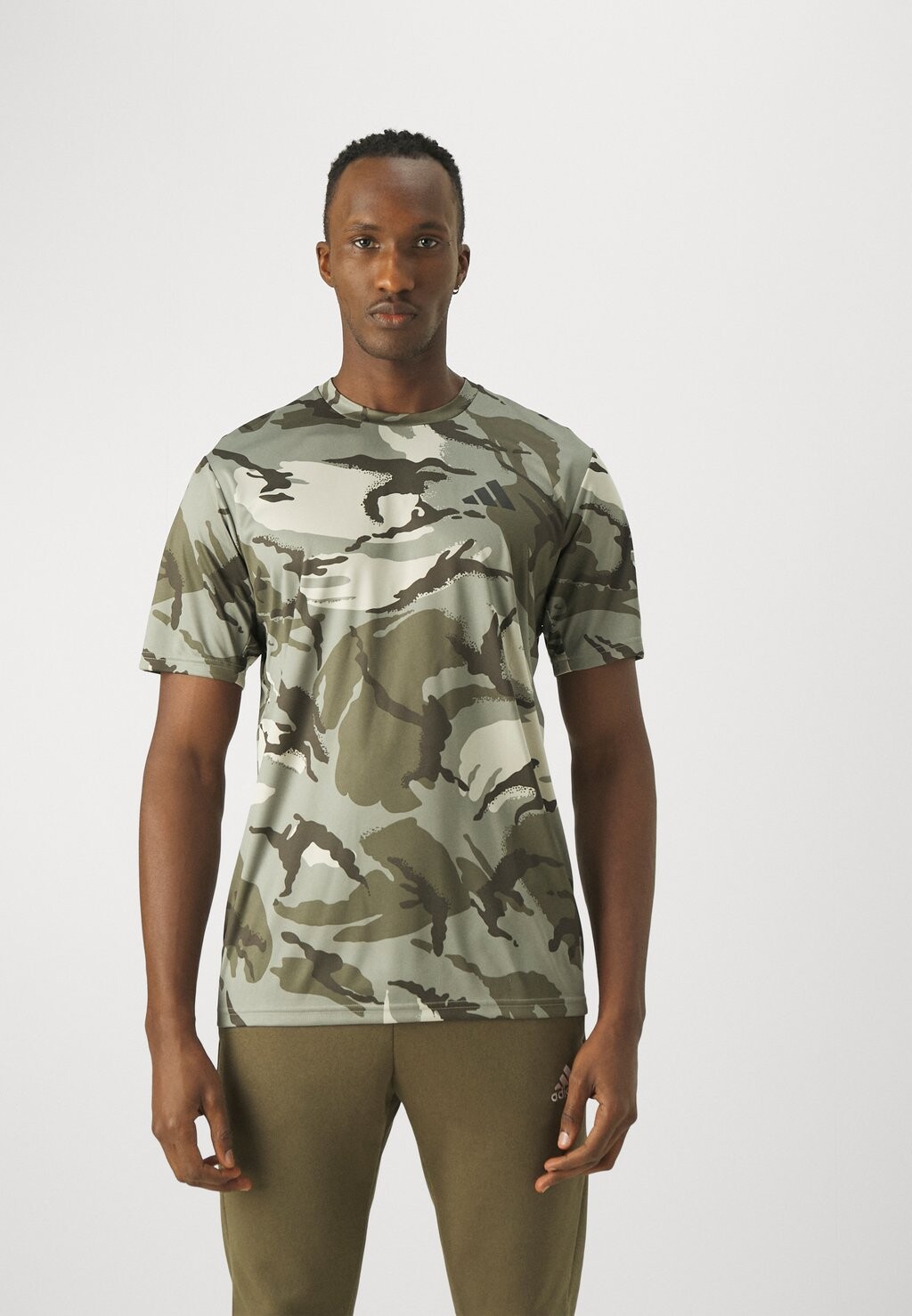 

Футболка с принтом Train Essential Seasonal Tee Adidas, цвет putty grey/silver pebble/olive strata/shadow olive