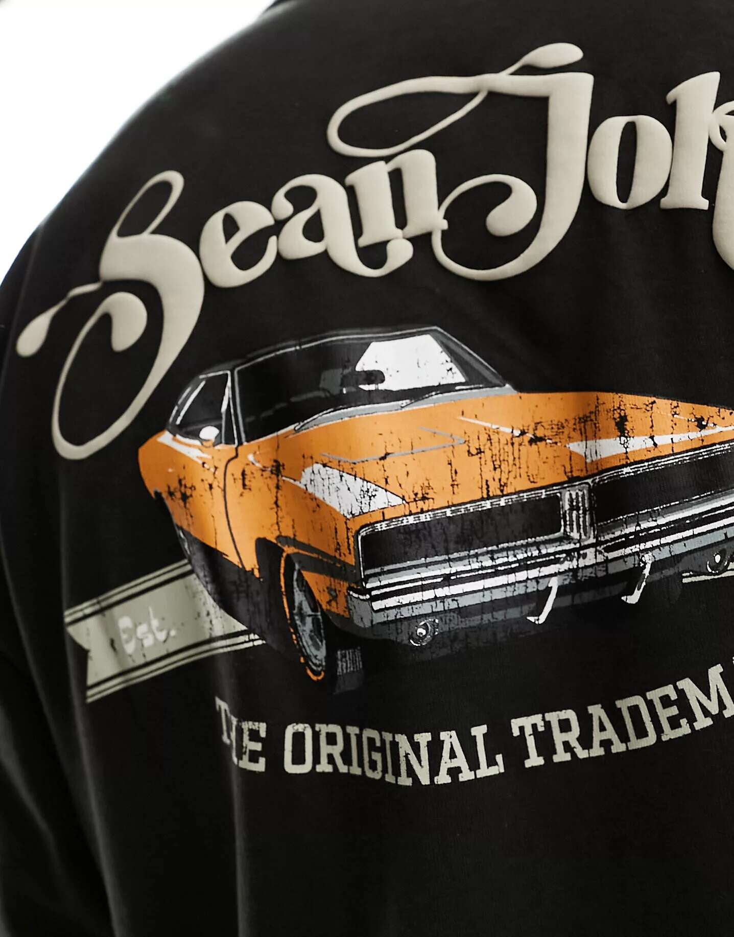 Черная футболка с надписью Sean John и принтом в стиле ретро-автомобиля на спине бежевый свитшот в стиле ретро с принтом на груди и спине sean john